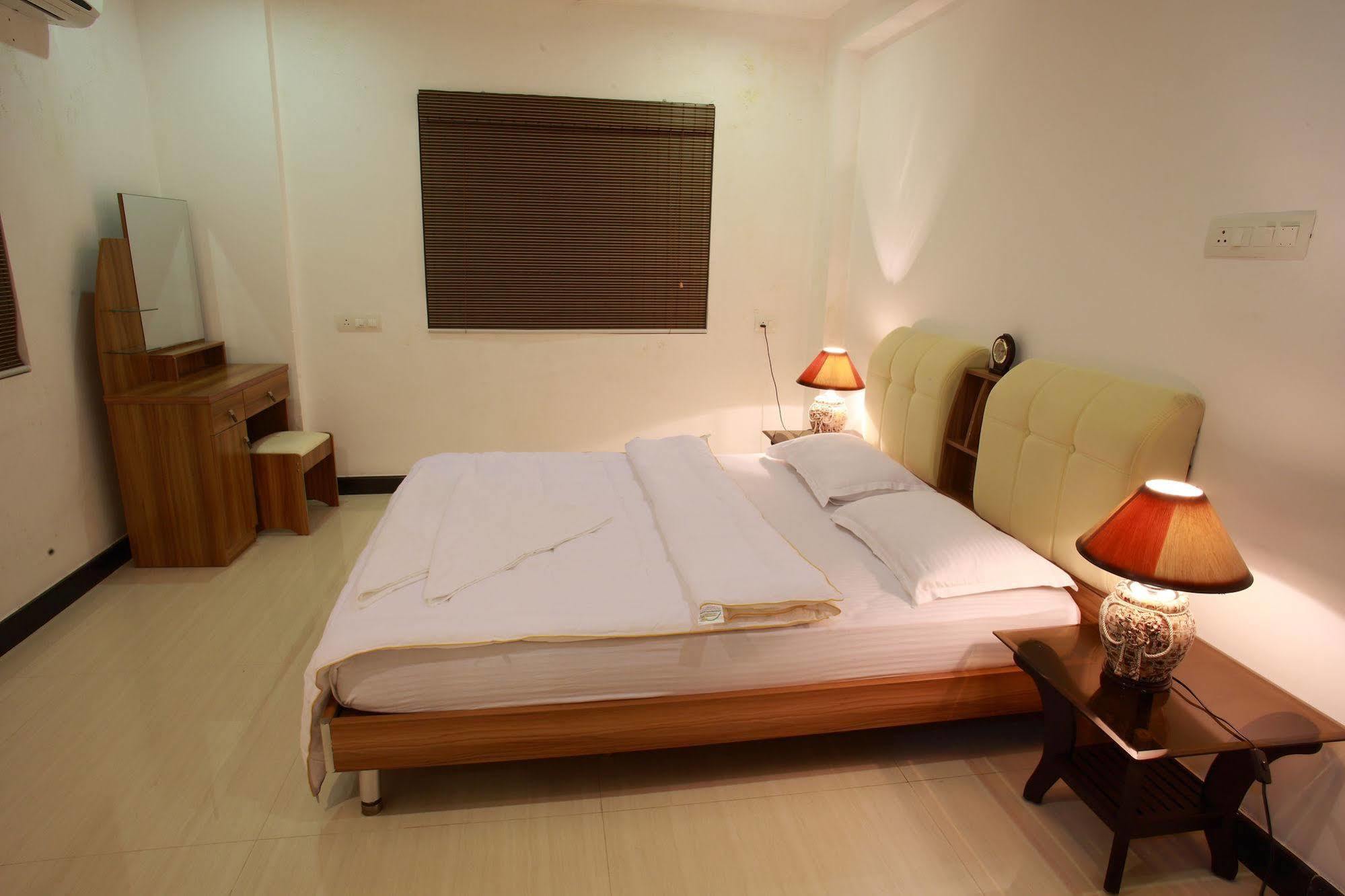 ฟิลส์ เรสิเดนซี Hotel Kochi ภายนอก รูปภาพ